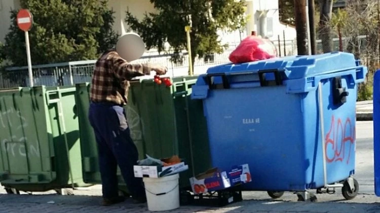 Τρίκαλα: Ηλικιωμένος ψάχνει τροφή στα σκουπίδια- Δείτε τη θλιβερή εικόνα!